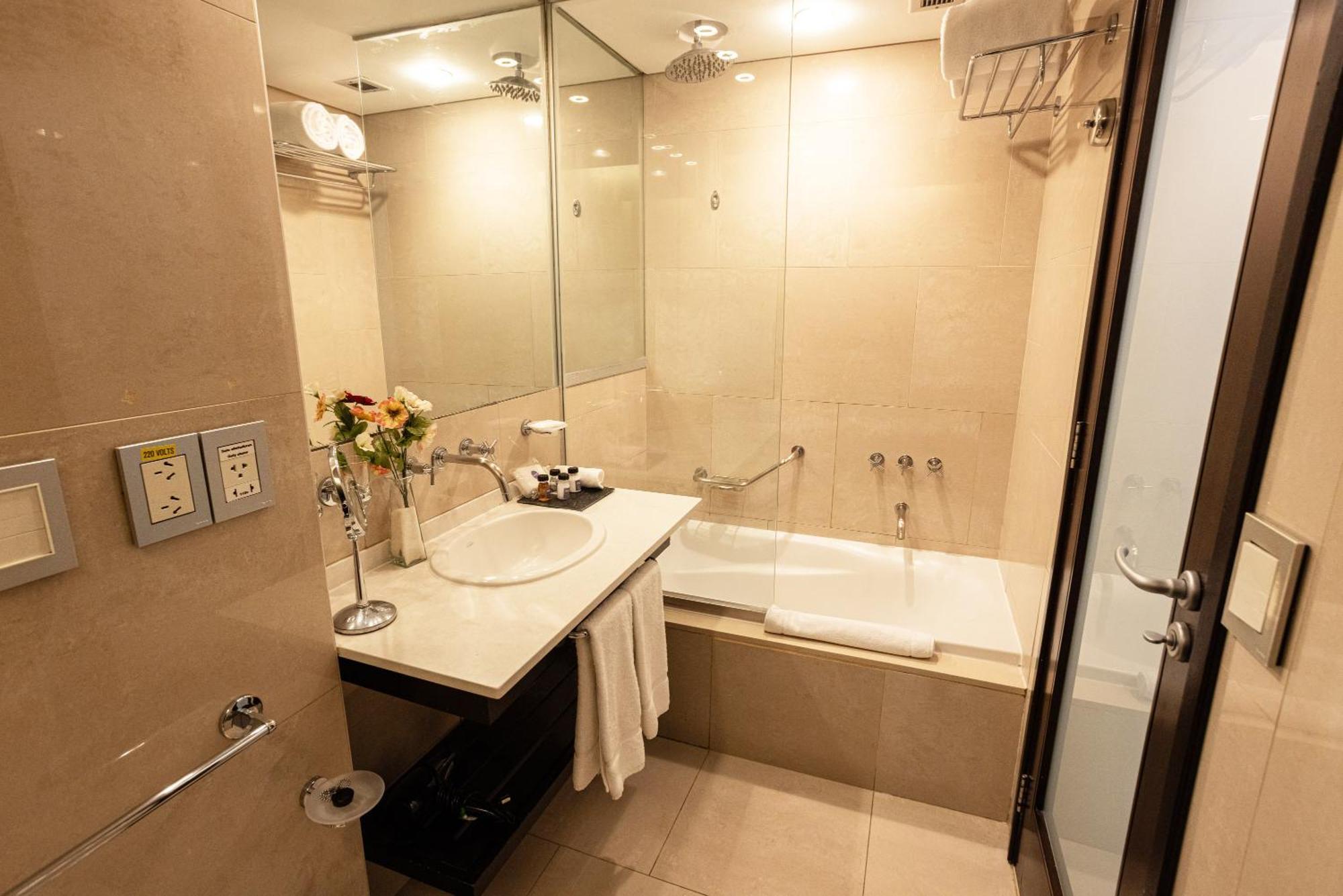 Libertador Hotel بوينس آيرس المظهر الخارجي الصورة Bathroom