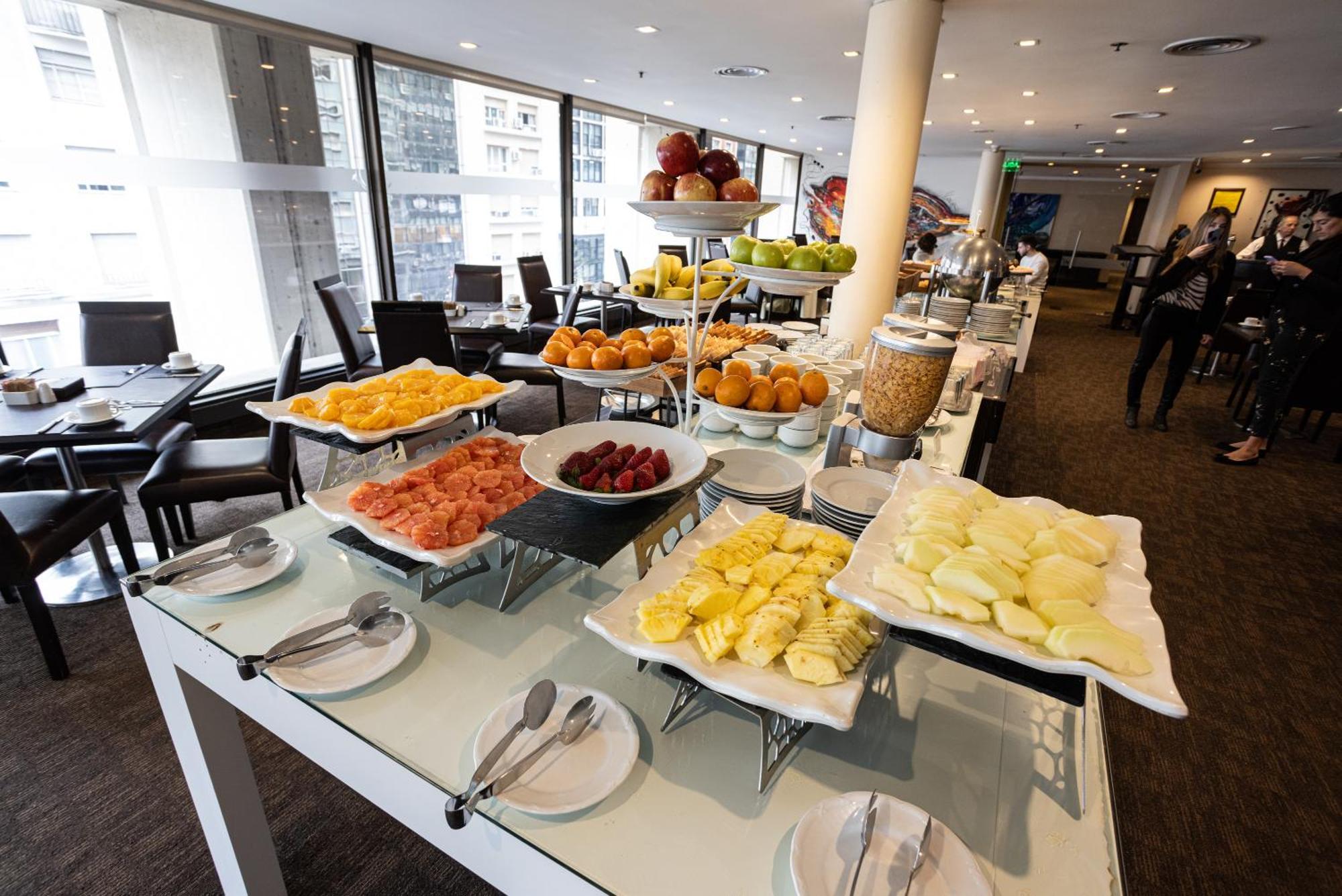 Libertador Hotel بوينس آيرس المظهر الخارجي الصورة A buffet at an airport lounge