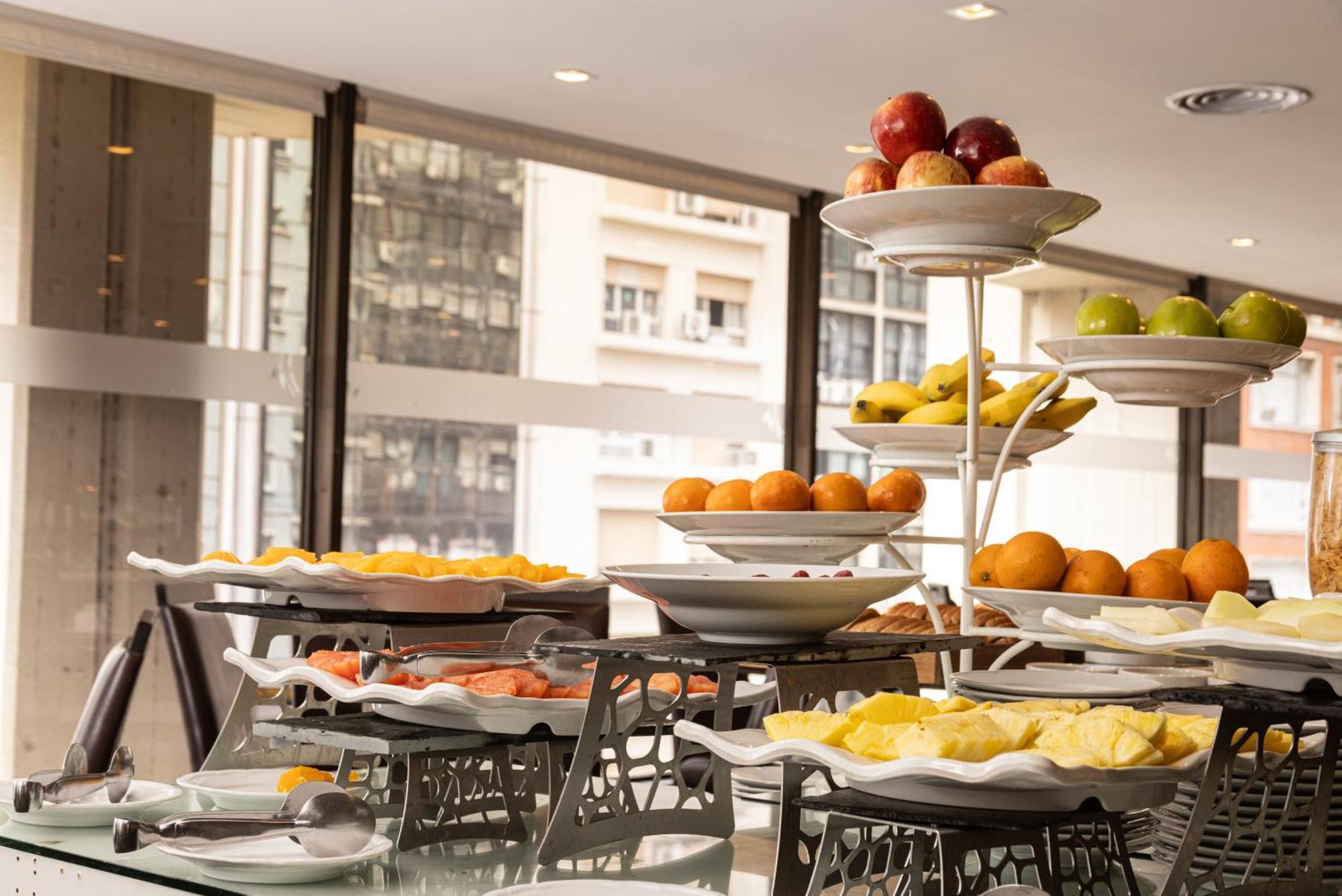 Libertador Hotel بوينس آيرس المظهر الخارجي الصورة A buffet of fruit